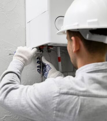 imgi_4_worker-repairing-water-heater_23-2149334232