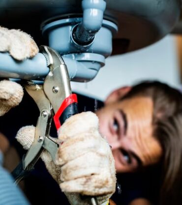 imgi_8_man-fixing-kitchen-sink_53876-13430